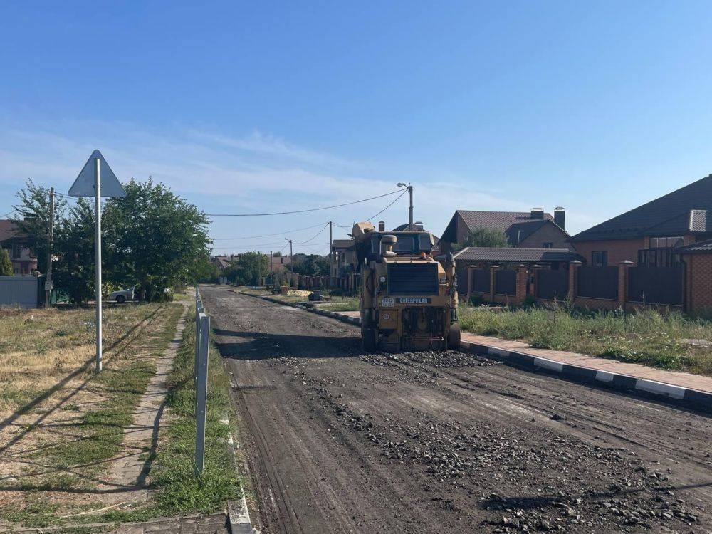 В городе Строитель активно проводятся работы по ремонту дорожного покрытия на улице Советская