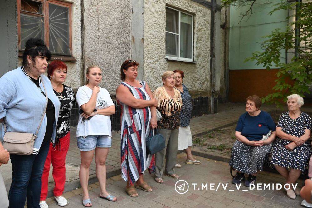 В Белгороде продолжают восстанавливать остекление в пострадавших при обстрелах квартирах