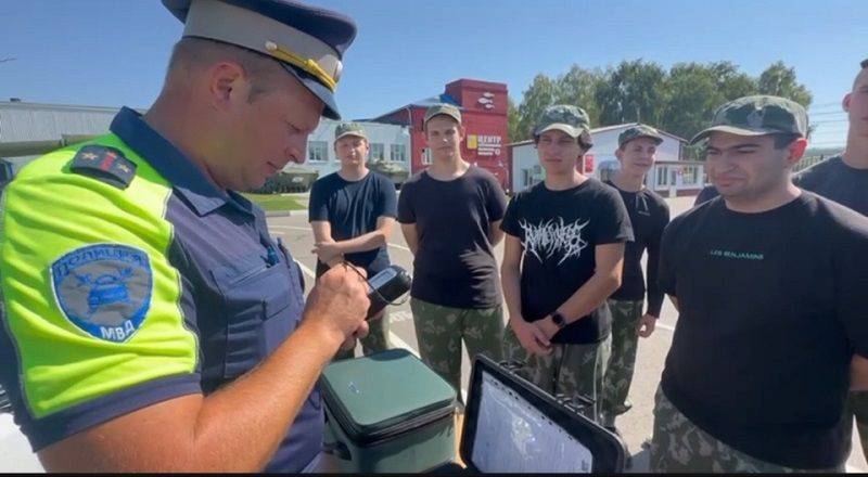 Белгородские автоинспекторы организовали для подростков выставку техники, приборов и средств контроля, стоящих на вооружении Госавтоинспекции