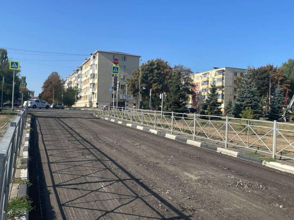 В городе Строитель активно проводятся работы по ремонту дорожного покрытия на улице Советская