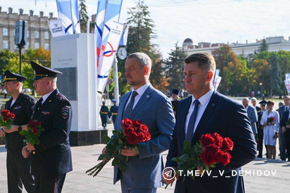 В Белгороде возложили цветы к Вечному огню на Соборной площади и стеле «Город воинской славы»