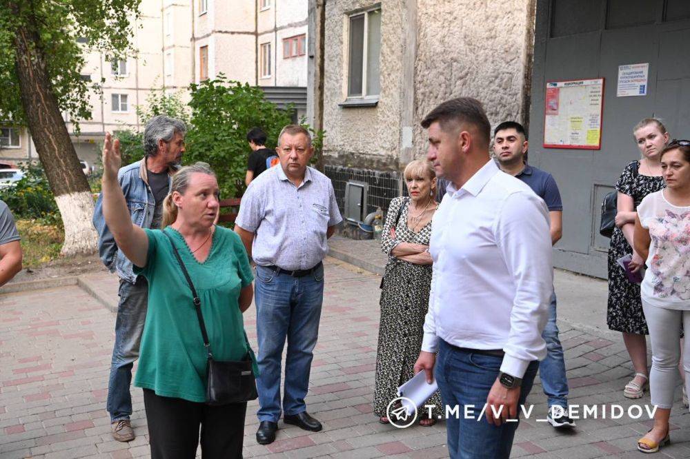 В Белгороде продолжают восстанавливать остекление в пострадавших при обстрелах квартирах