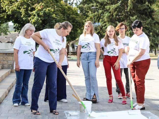 Коллектив Белгородского центра народного творчества нарисовал огромный флаг России