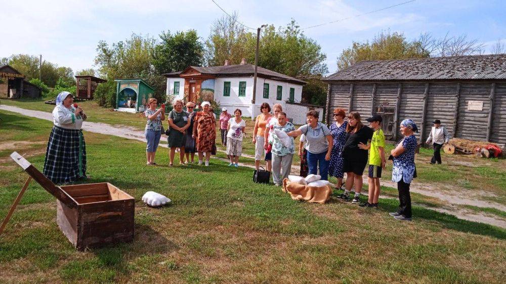 Сегодня глава администрации района Сергей Бикетов в рамках районной акции «Добрые соседи» пообщался с туристической группой из посёлка Пятницкое