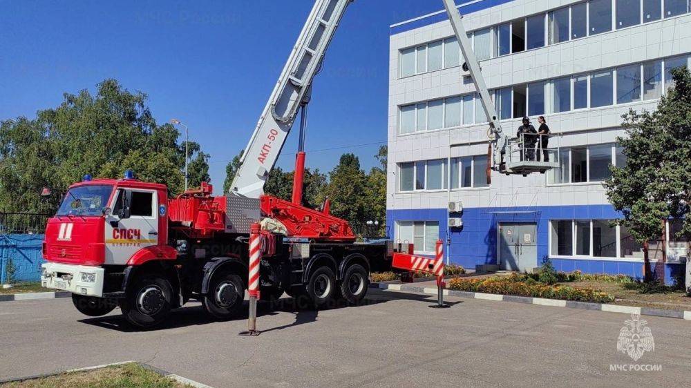 Белгородские огнеборцы провели учения на предприятии по производству гофротары