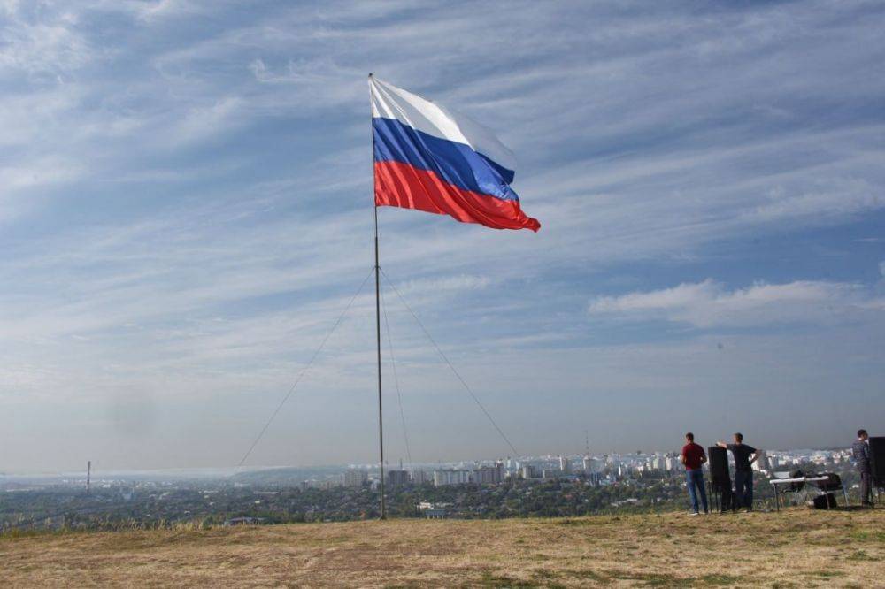 В Белгороде на Меловой горе торжественно подняли российский триколор в честь Дня Государственного флага