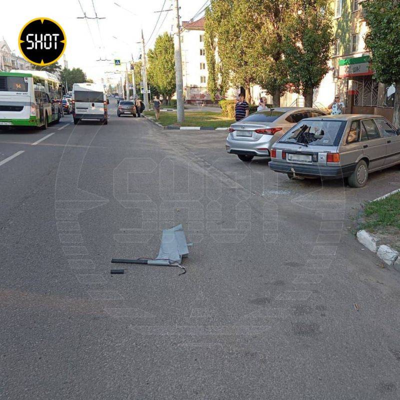 Несколько автомобилей получили повреждения на Ленинском проспекте в Воронеже