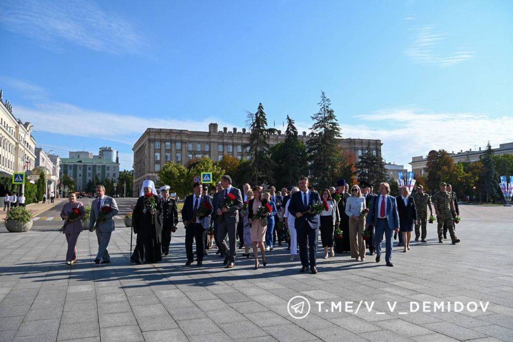 В Белгороде возложили цветы к Вечному огню на Соборной площади и стеле «Город воинской славы»