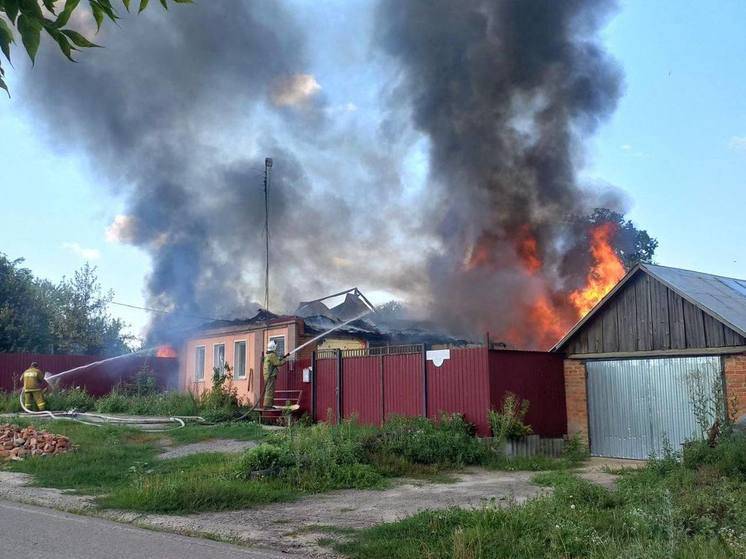 Два дома сгорели в селе Безымено Белгородской области после атаки БПЛА