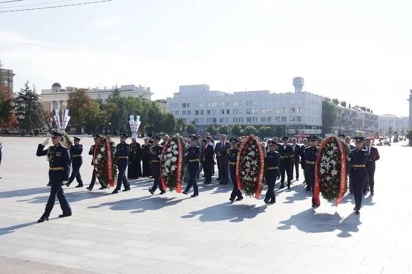 Губернатор Гладков возложил цветы к Вечному огню в День города Белгорода3