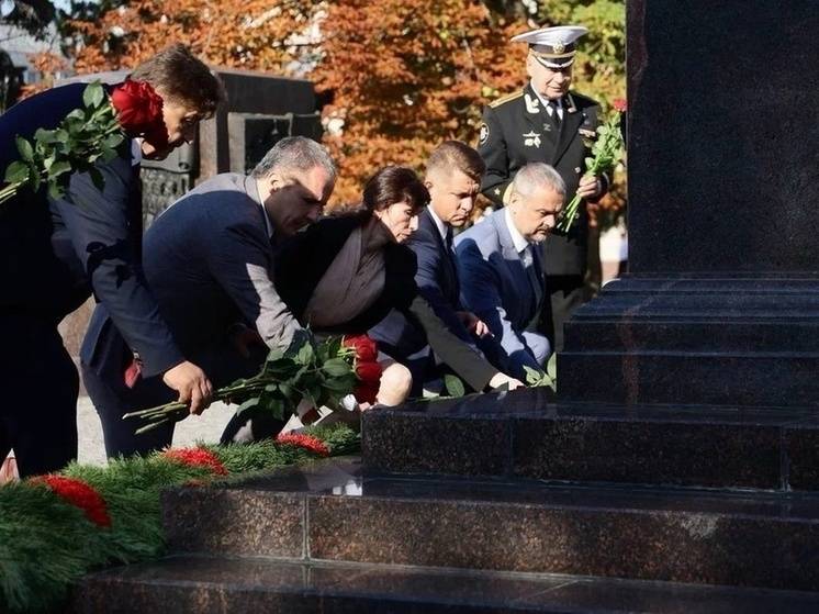 Губернатор Гладков возложил цветы к Вечному огню в День города Белгорода