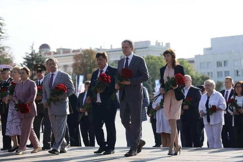 Губернатор Гладков возложил цветы к Вечному огню в День города Белгорода1