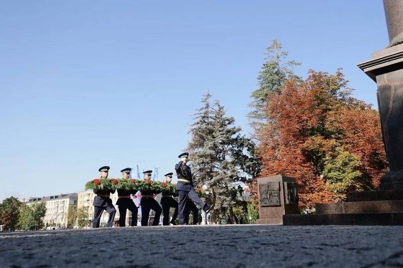 Губернатор Гладков возложил цветы к Вечному огню в День города Белгорода6