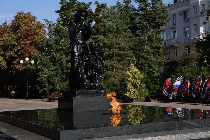 Губернатор Гладков возложил цветы к Вечному огню в День города Белгорода2