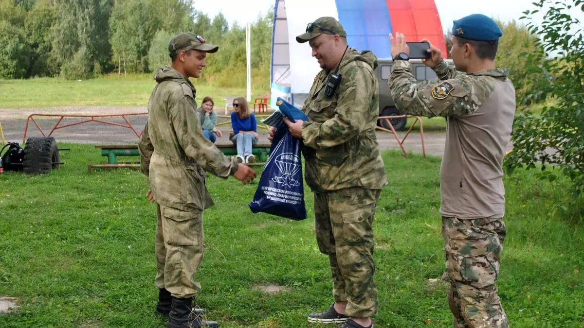 Курсанты белгородских военно-патриотических клубов совершили прыжки с парашютом44