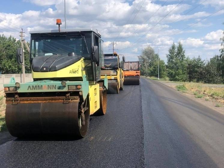 На автодороге Старый Оскол – Песчанка – Николаевка укладывают новый асфальт