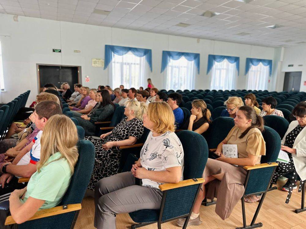 Анатолий Климов: Сегодня встретился с педагогическим коллективом ОГБОУ «Пролетарской СОШ № 1»