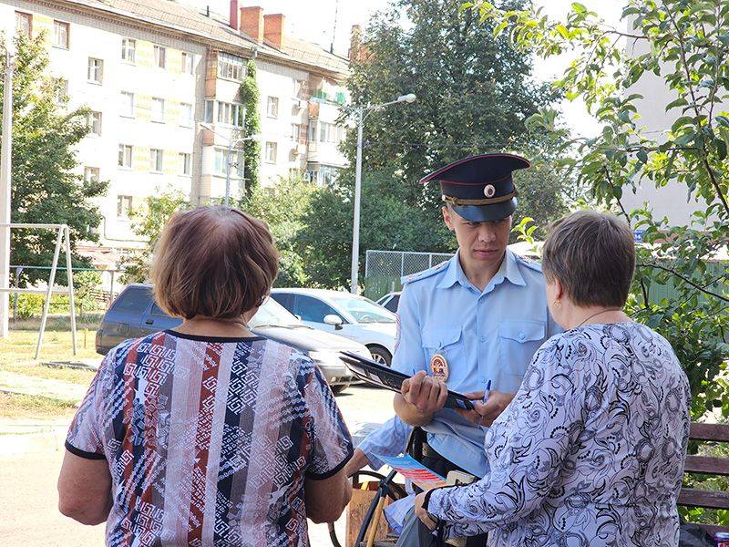 В Белгороде участковые уполномоченные полиции приводят с пенсионерами беседы по профилактике мошенничества