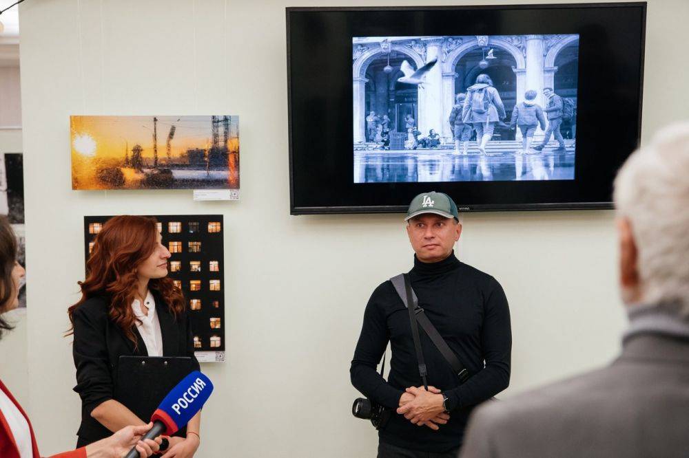 Выставка стрит-фото открылась в галерее имени Виталия Собровина