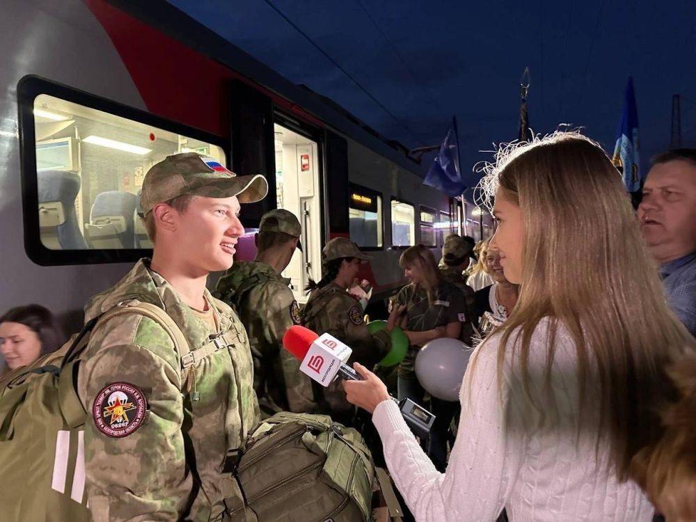 17 сентября на вокзале города Белгорода делегация регионального отделения Движение Первых, Министерства молодежной политики региона, «Белгород-медиа» и родители встретили наших участников «Зарницы 2.0»