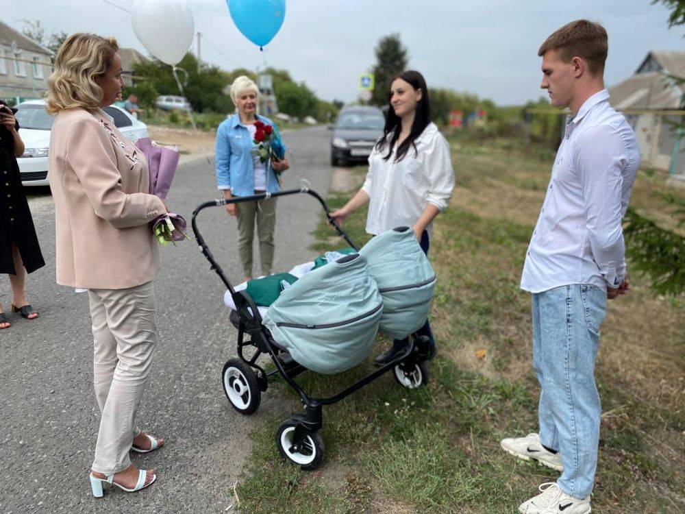 В Ивнянском районе – радостное событие! В селе Курасовка в честь Дня многодетных семей Белгородской области была вручена двухместная коляска