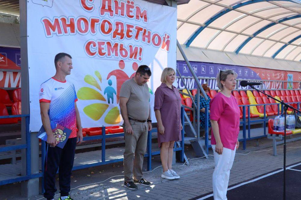 В спортивно-оздоровительном комплексе п. Чернянка провели районный фестиваль многодетных семей «Семейная команда»