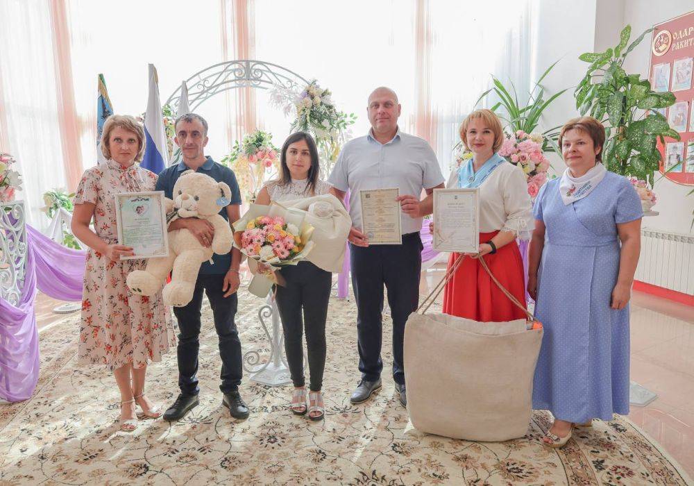 Анатолий Климов: В семье Казымовых Алгаит Нариман Ог и Севинч Мамедали родился сын Амир, вместе с сотрудниками ракитянского отдела ЗАГС провели обряд имянаречения