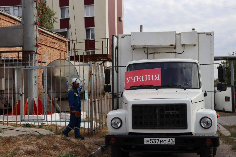 Сегодня на территории п. Волоконовка прошли учения по гражданской обороне с практической отработкой случаев возникновения аварийной ситуации на объектах теплоэнергетического комплекса