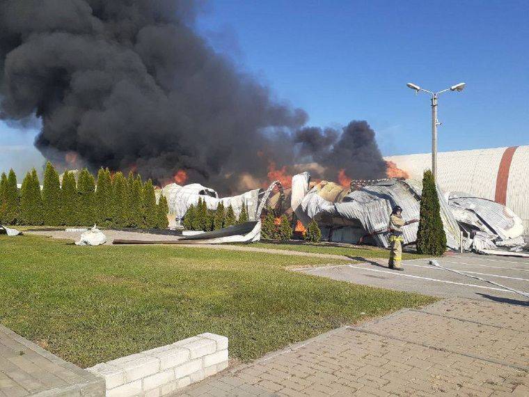 В белгородском селе после атаки ВСУ возник крупный пожар. Фото