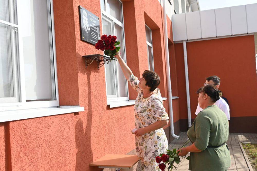 Татьяна Круглякова: Сегодня в Лозновской средней школе состоялось ещё одно памятное мероприятие – открытие мемориальной доски, посвящённой памяти нашего земляка-героя Алексея Шевцова, который отдал свою жизнь в ходе специальной военной операции