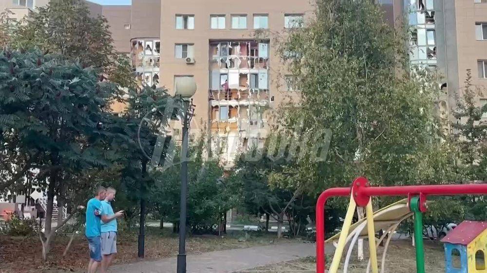 Так выглядят поврежденные многоэтажки в Белгороде, в которые попали осколки от снаряда ВСУ