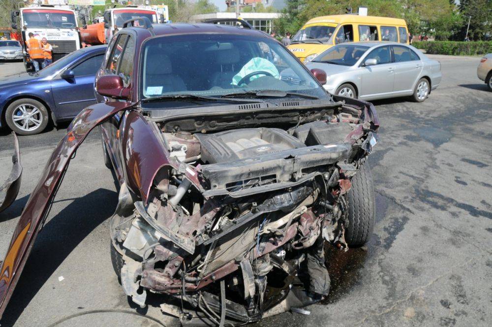 На месторождении в ЯНАО кран-вездеход превратил автомобиль в груду железа. Фото