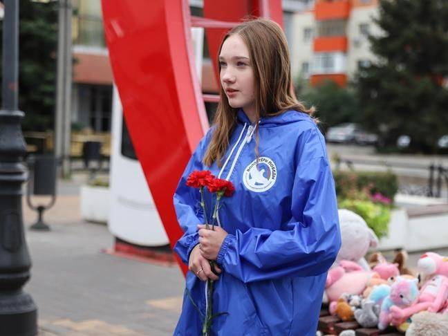 В Белгороде возложили цветы к мемориалу на Соборной площади