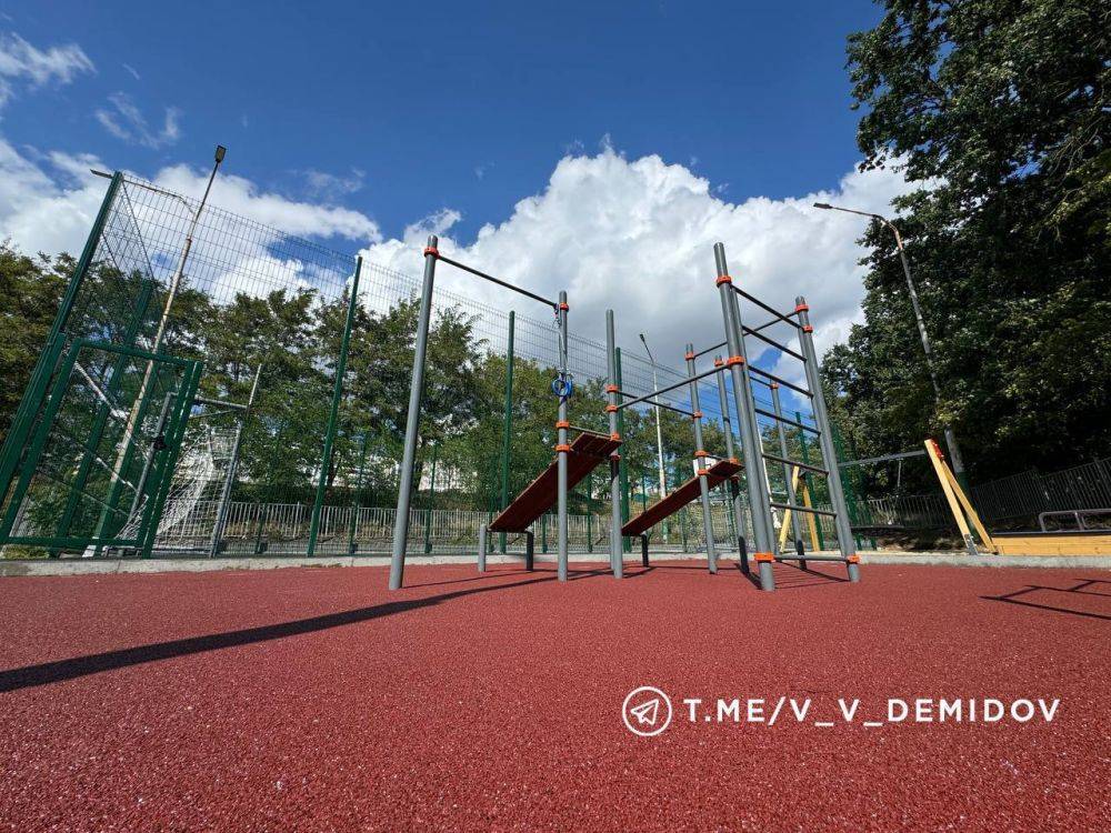 В Белгороде завершают строительство большой спортивной площадки на улице Есенина