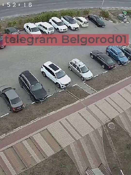 Появилось видео утреннего прилета по парковке в Белгороде, где сгорели четыре машины