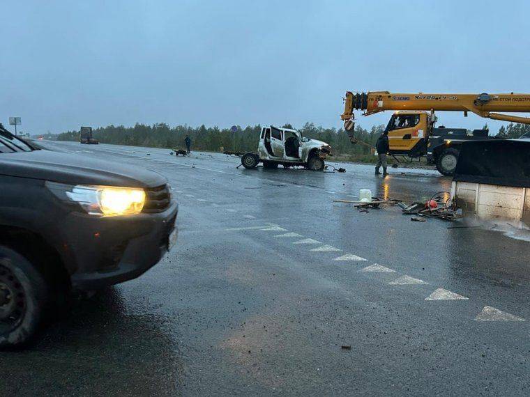 На месторождении в ЯНАО кран-вездеход превратил автомобиль в груду железа. Фото