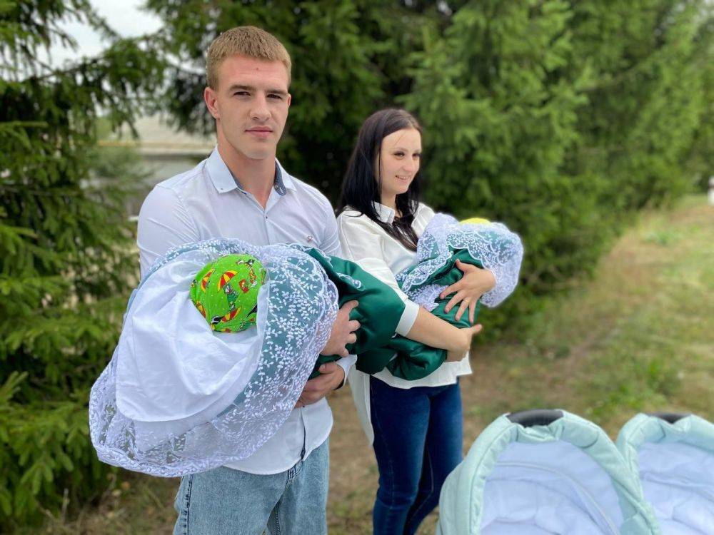 В Ивнянском районе – радостное событие! В селе Курасовка в честь Дня многодетных семей Белгородской области была вручена двухместная коляска