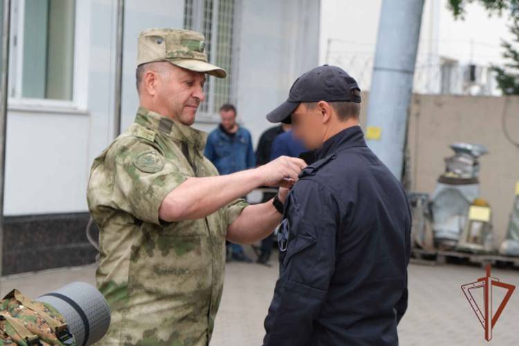 В Белгородской области командующий Центральным округом Росгвардии генерал-полковник Александр Попов вручил отличившимся росгвардейцам государственные награды