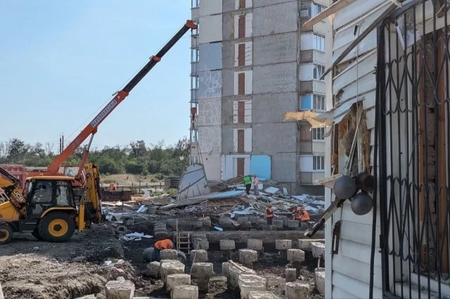 Так сейчас выглядит место, где в мае этого года в результате обстрела ВСУ рухнул целый подъезд многоэтажки.