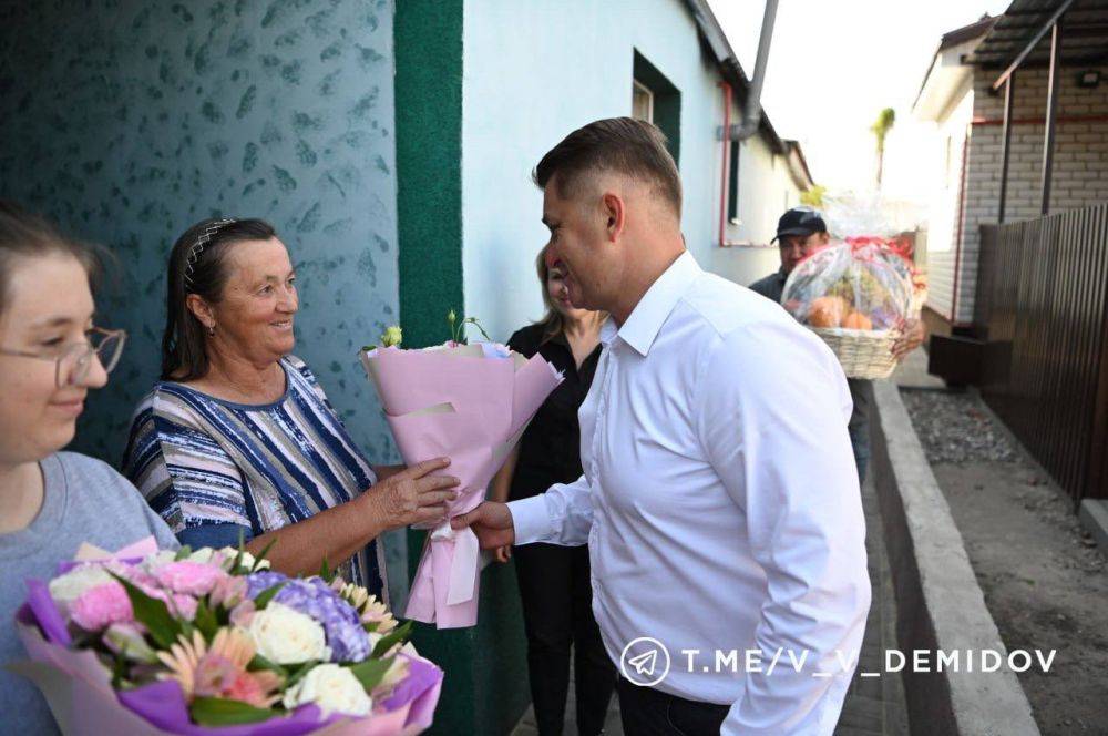 Мэр Белгорода Валентин Демидов навестил белгородскую многодетную семью Белых