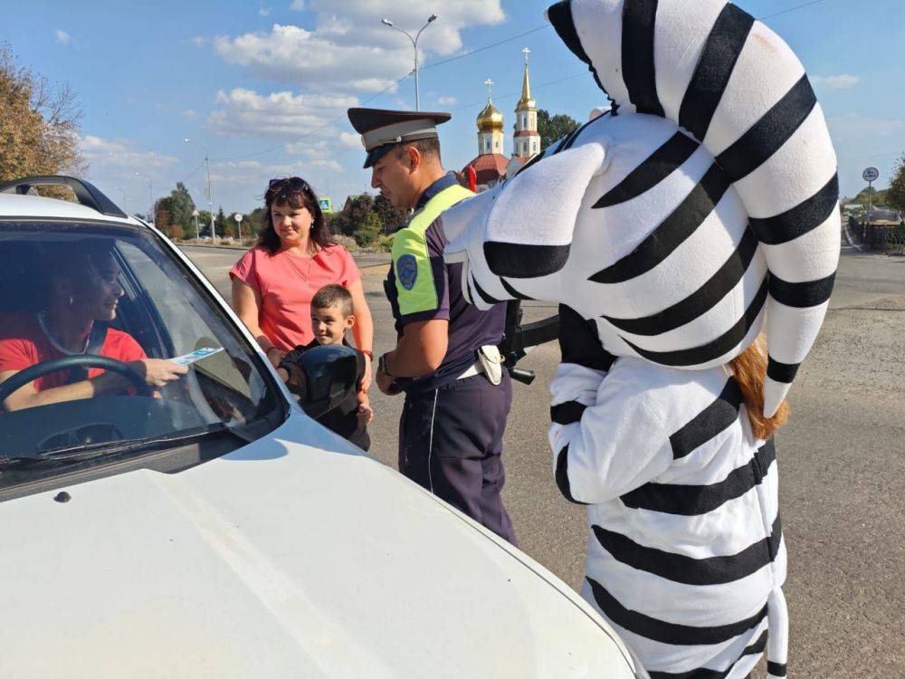 Белгородские школьники в сопровождении сотрудников Госавтоинспекции и их сказочной помощницы попрактиковались правильно переходить проезжую часть