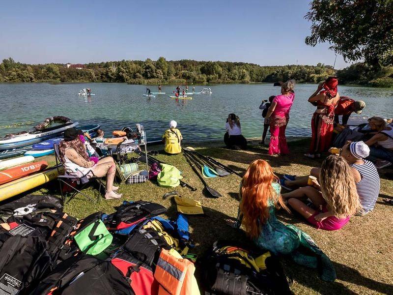 «Уже второй раз приезжаем. Костюмы очень интересные в этом году. Я в основном в Белгород приезжаю сплавляться, в Москве не с кем, а здесь друзья»