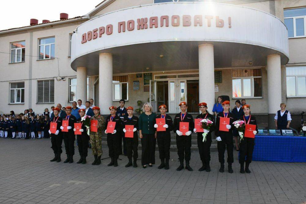 Галина Руденко: Наши призёры Всероссийской военно-патриотической игры «Зарница 2.0» — команда «Засосна-Сокол» вернулась из Волгограда, и мы с радостью сегодня провели для них торжественное мероприятие