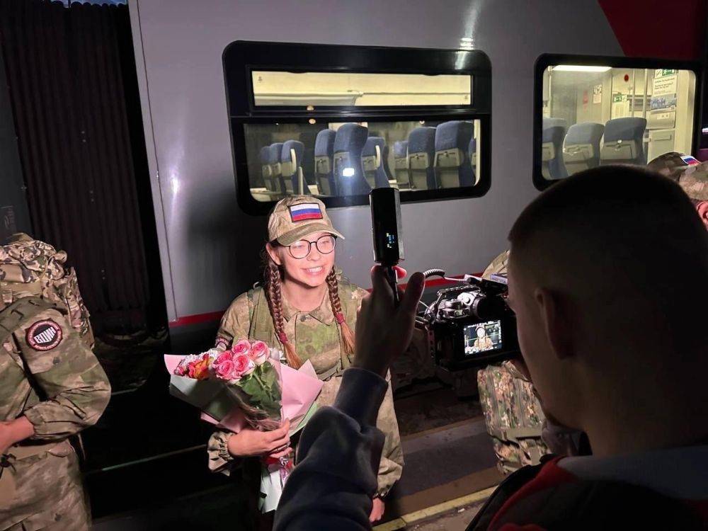 17 сентября на вокзале города Белгорода делегация регионального отделения Движение Первых, Министерства молодежной политики региона, «Белгород-медиа» и родители встретили наших участников «Зарницы 2.0»