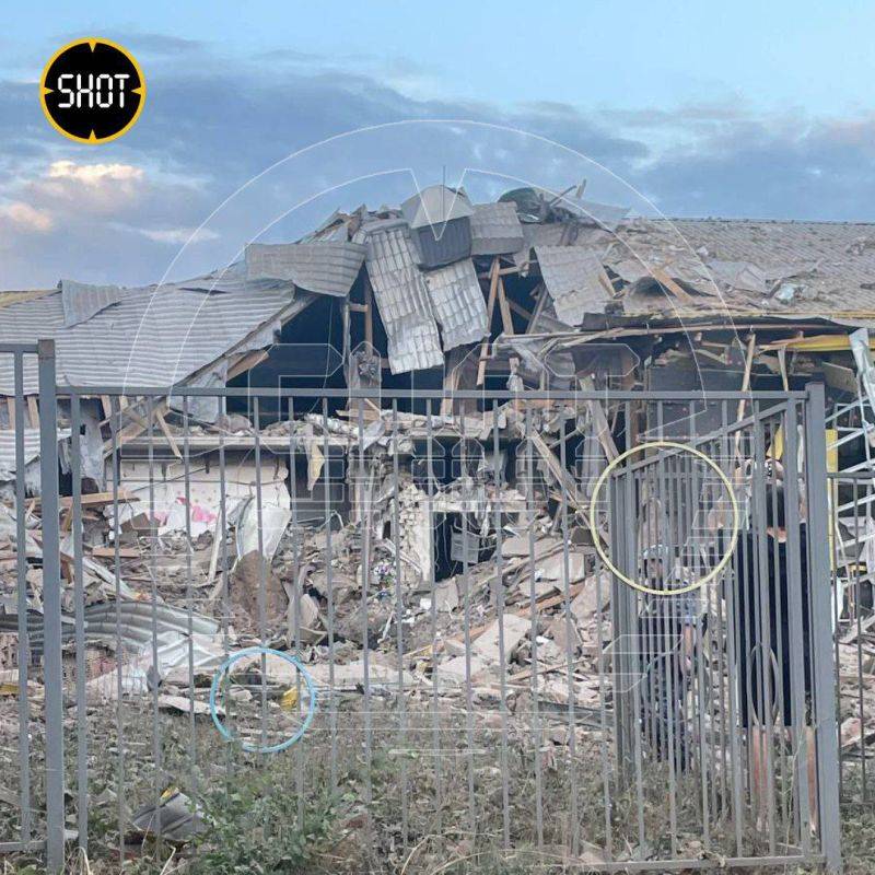 Тем временем в Белгороде День знаний начался не с торжественной линейки — хохлопидорасы, предположительно, из РСЗО &quot;Vampire&quot; обстреляли город и под удар попало здание детского сада &quot;Львёнок&quot; на улице Горького — на фото последствия прилётов