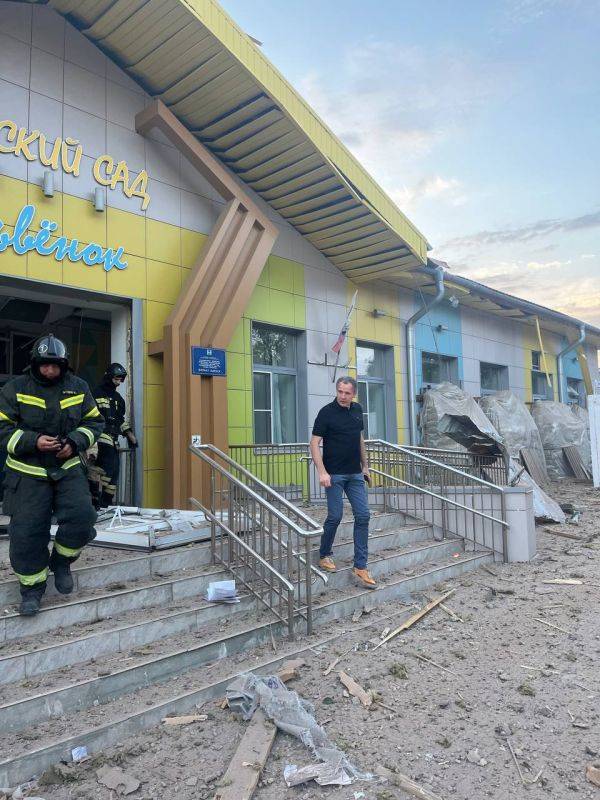 В Белгороде есть прямые попадания в социальный и коммерческий объекты после атаки ВСУ