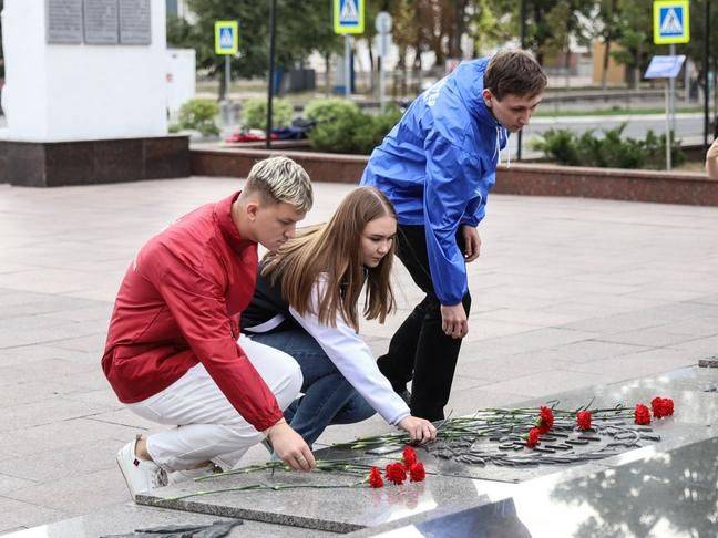 В Белгороде возложили цветы к мемориалу на Соборной площади