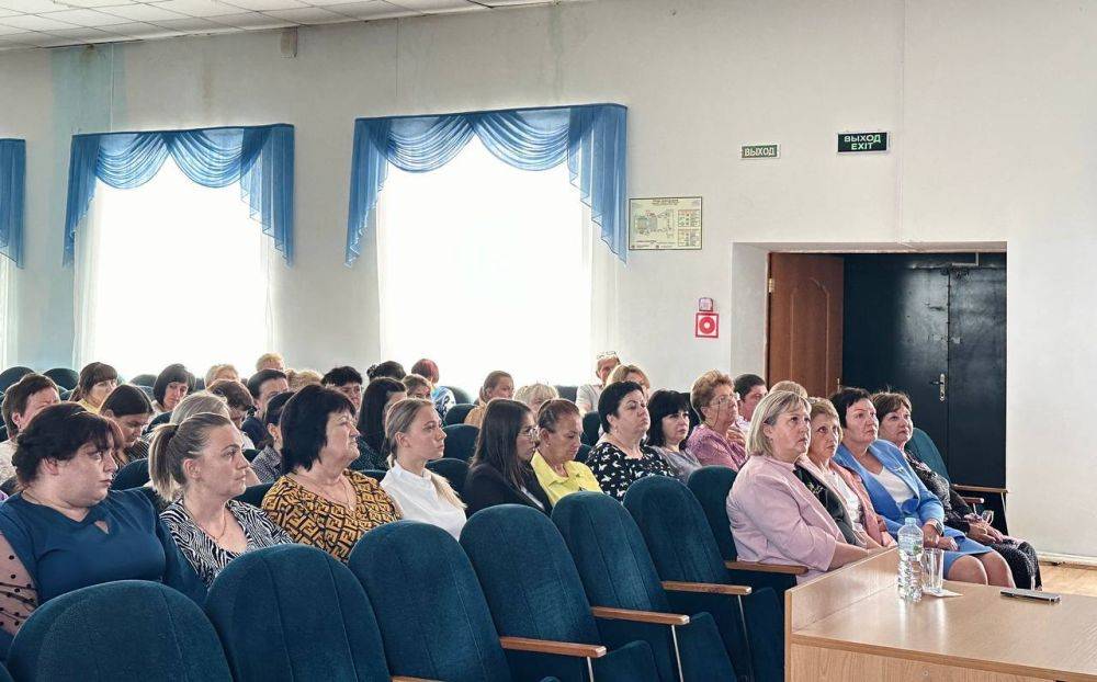 Анатолий Климов: Сегодня встретился с педагогическим коллективом ОГБОУ «Пролетарской СОШ № 1»