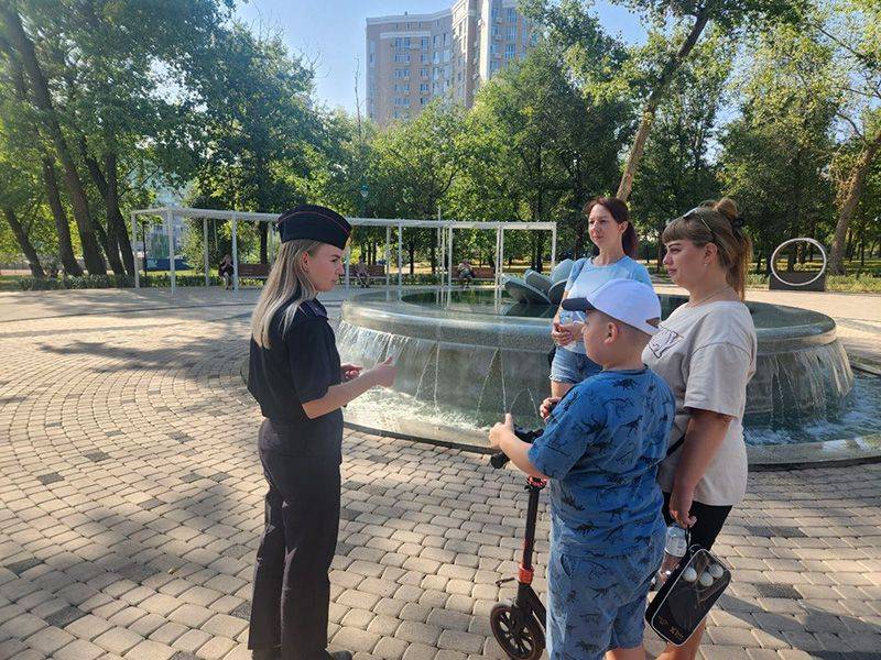 В Центральном парке города Белгорода полицейские провели профилактические беседы с детьми и их родителями