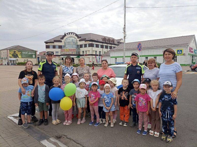 В первые дни осени белгородские автоинспекторы навестили самых маленьких участников дорожного движения